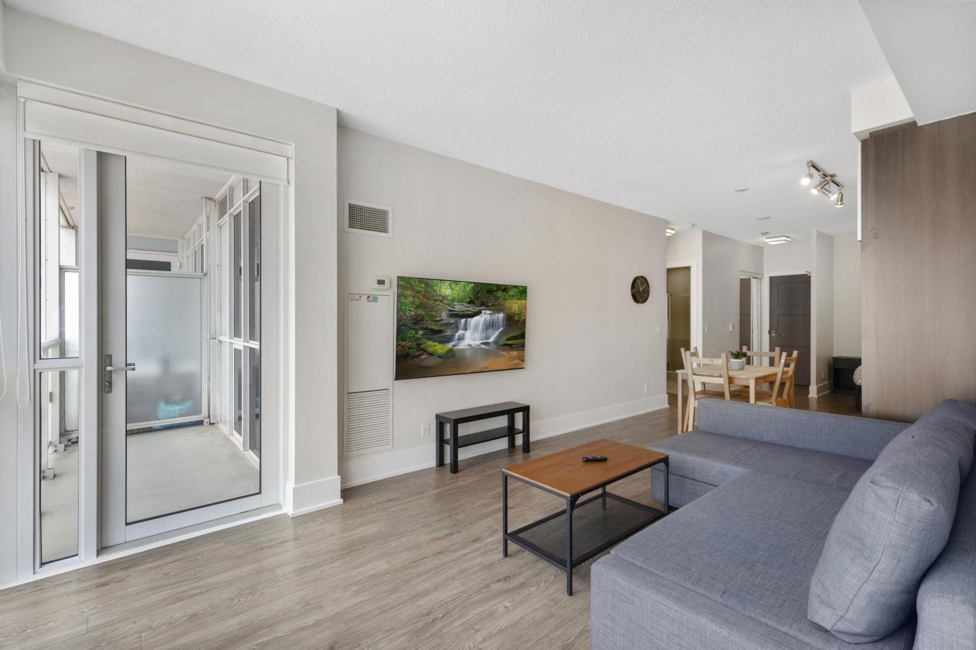 Aparthotel Cn Tower View 2 Bedroom *